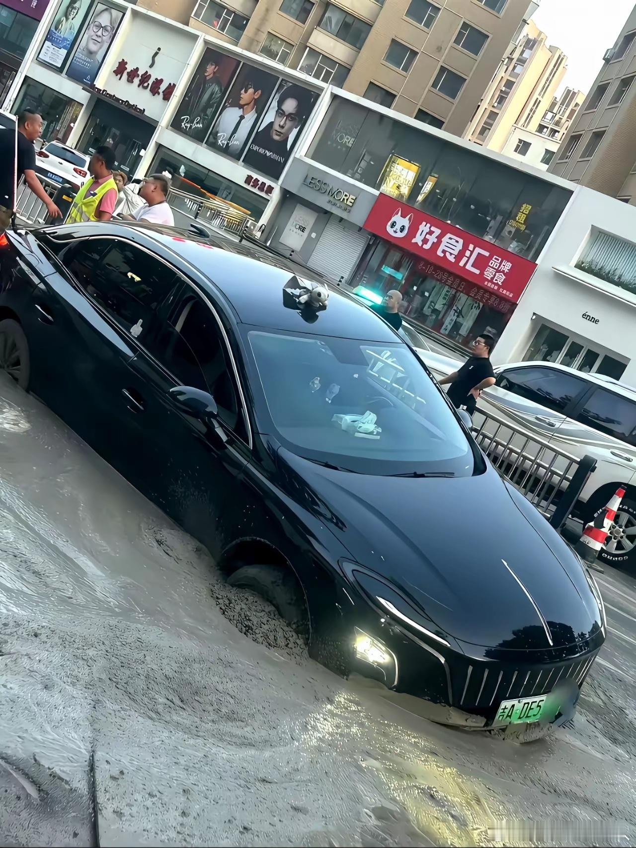 就在长春，路正铺着，这辆汽车突然就冲进来了。 ​​​