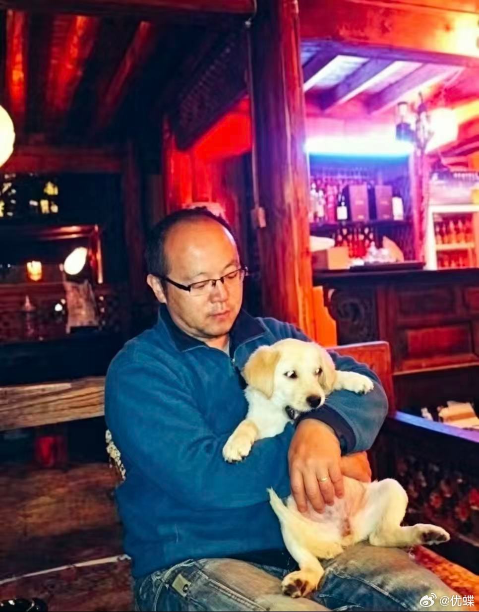 是不是“豹队”的主唱们都喜欢小动物啊？秦勇爱🐱，窦唯爱🐶…… 