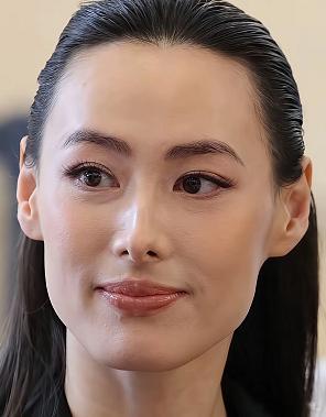 梁洛施这组生图太能体现顶级骨相，双耳高过眉，传统面相里是少年得志、自带贵气的格局