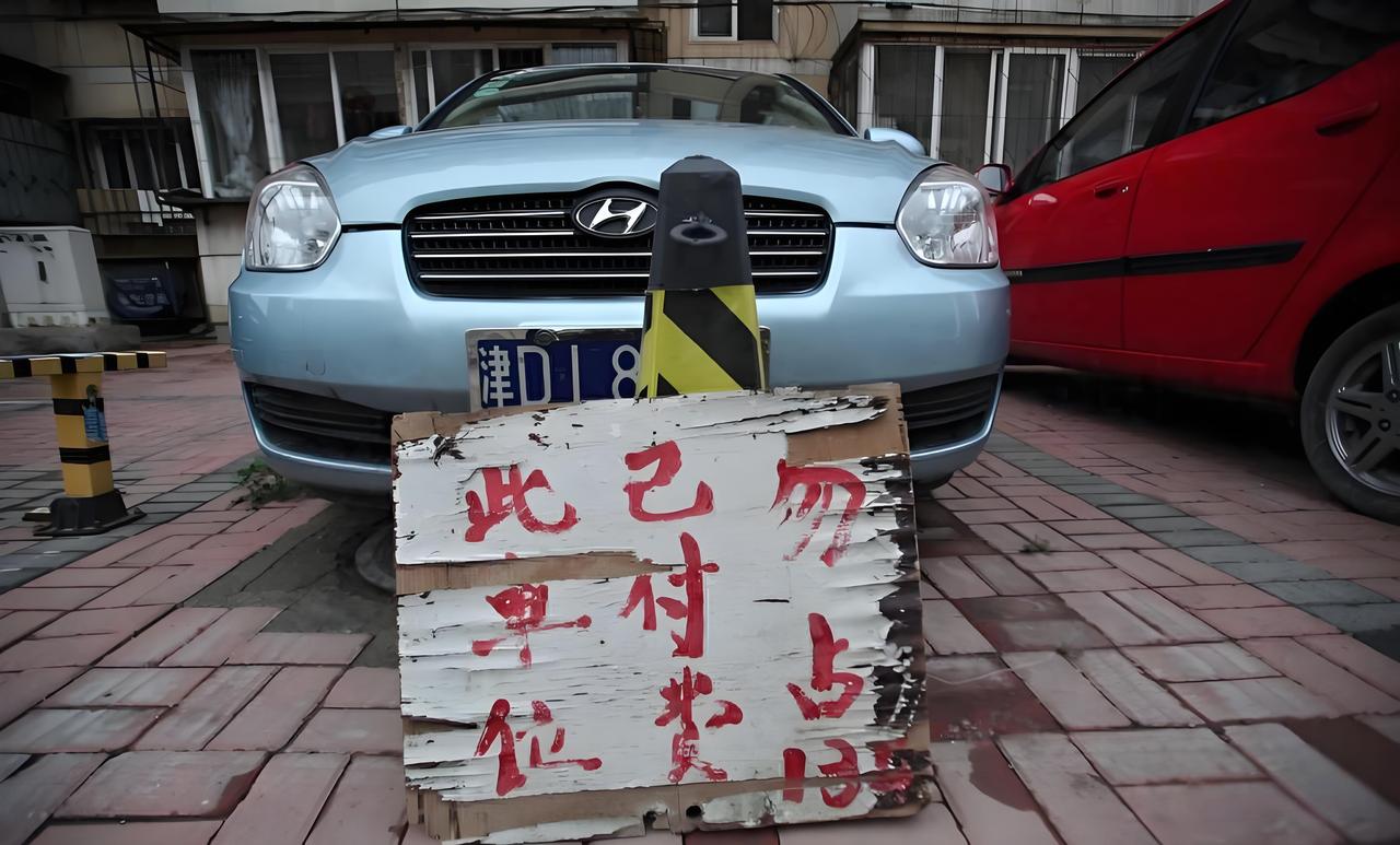 “抢车位闹出的人命！”江苏南京，男子为占车位，与他人发生冲突，争执中其64岁的父