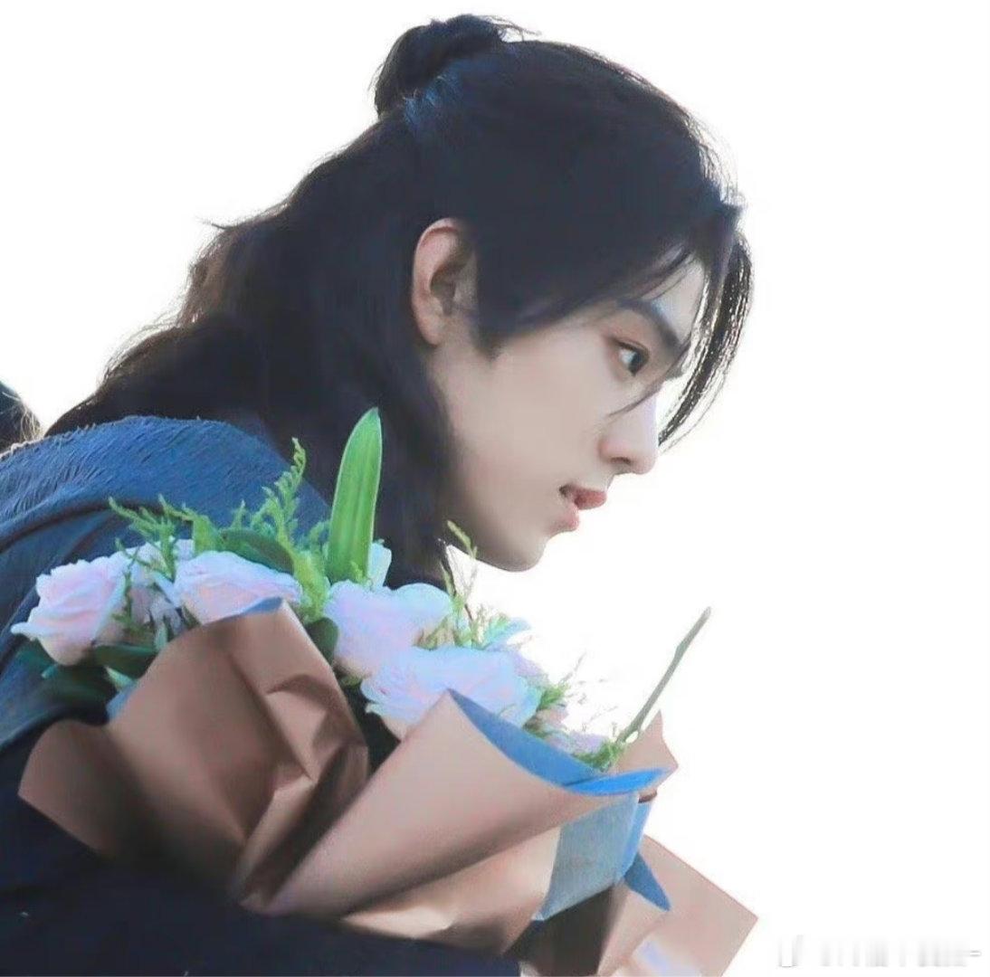 超级喜欢肖战这张图 捧着鲜花 眼睛干净 小漂亮