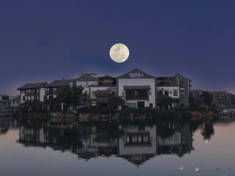 “长江后浪推前浪”，这话真的太妙了。就像职场里，新人不断涌入，带着新思想、新方法