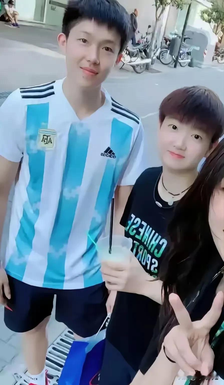 这张充满了青春气息的照片真的很养眼！那时候的他们还是如此青春年少，如此单纯青涩。