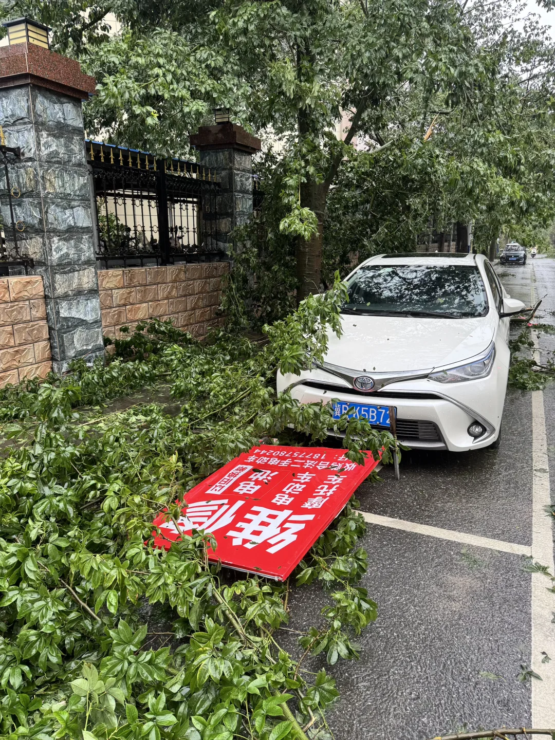 中秋节的北海，台风过境，一片狼藉