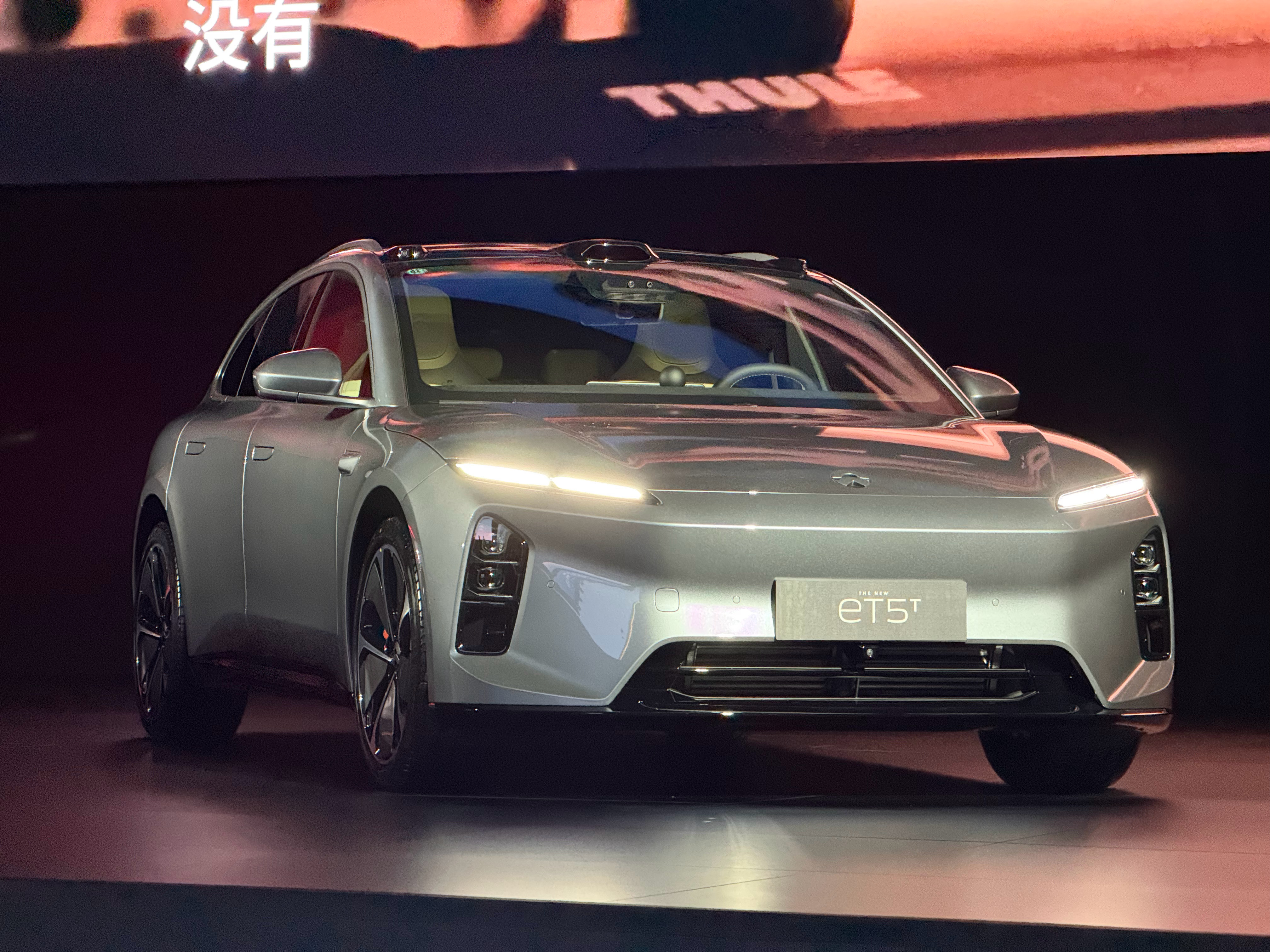 蔚来新 ET5、ET5T 已经停在舞台上了。讲真停在那就已经很帅了。新能源汽车蔚