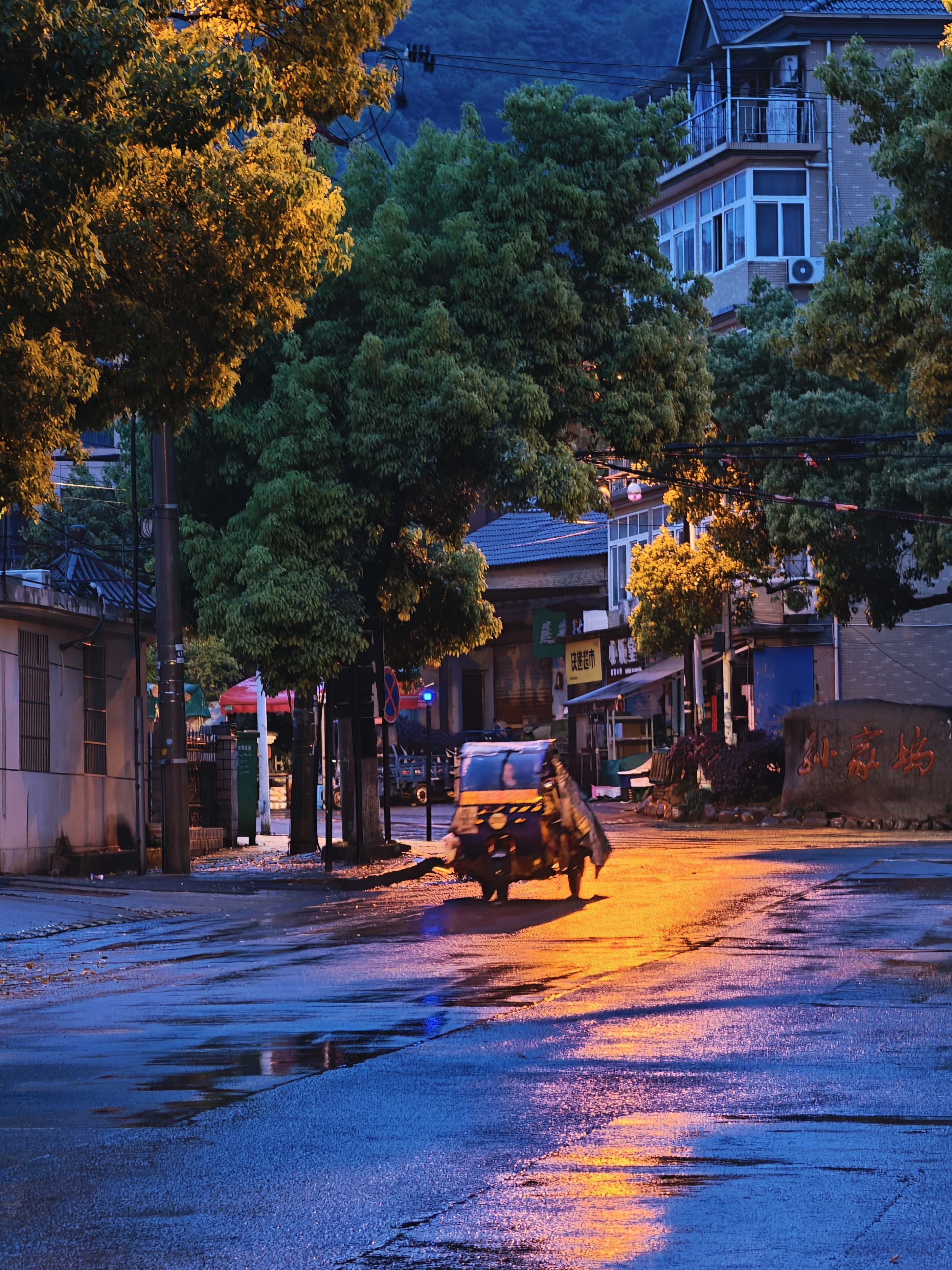 下了一整夜的雨，早起去缘自来吃碗面。 