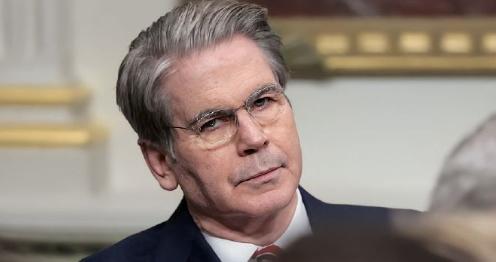 4月14日深夜，美国CNN演播厅里出现了一幕极其吊诡的画面，全场几十号嘉宾竟被一