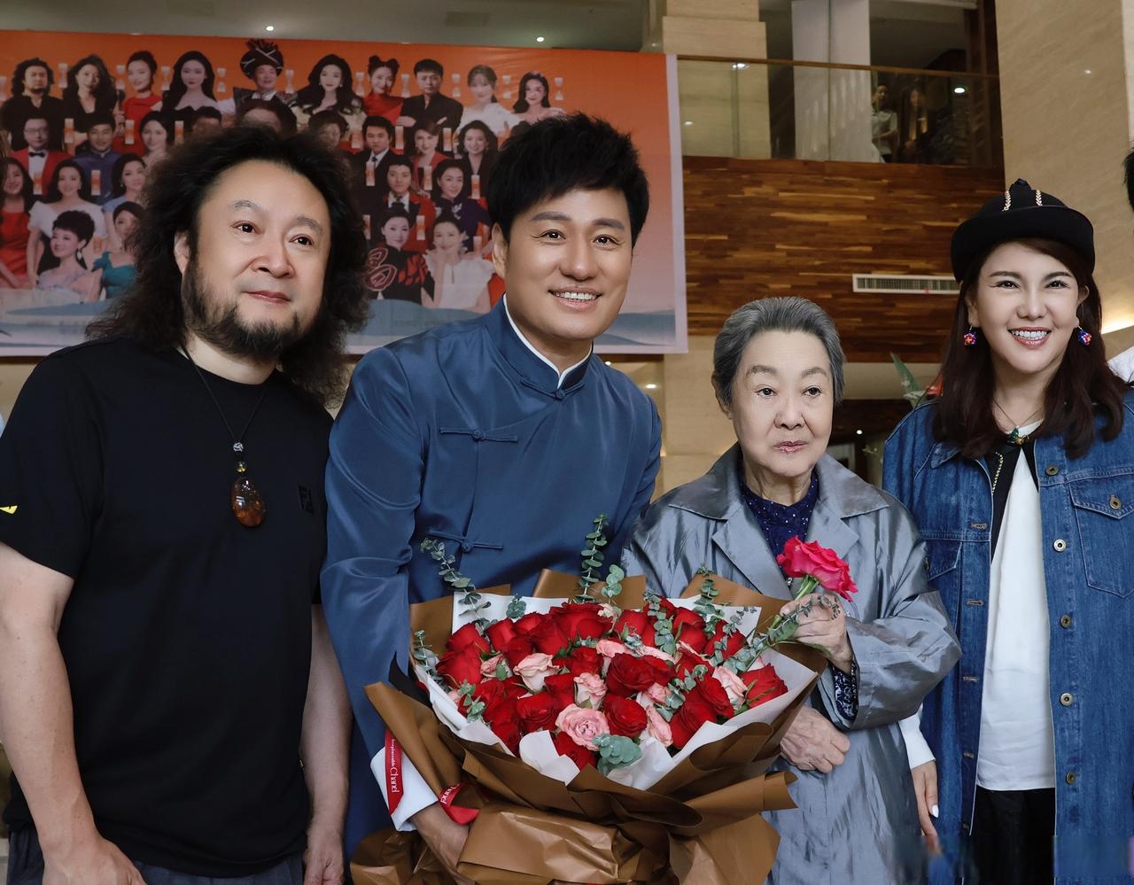 这张4人合照，我只认出了眉欢眼笑、素齿如贝的内蒙古著名民族流行歌者乌兰图雅，还有