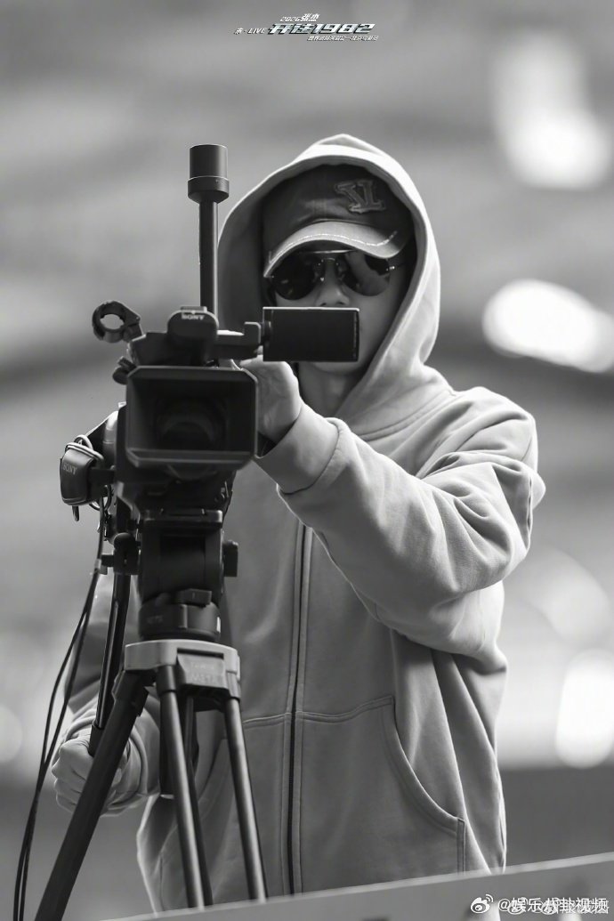 张杰晒粉丝对于演唱会的评论张杰一直在舞台上创新尝试，每一次都让人眼前一亮，实力有