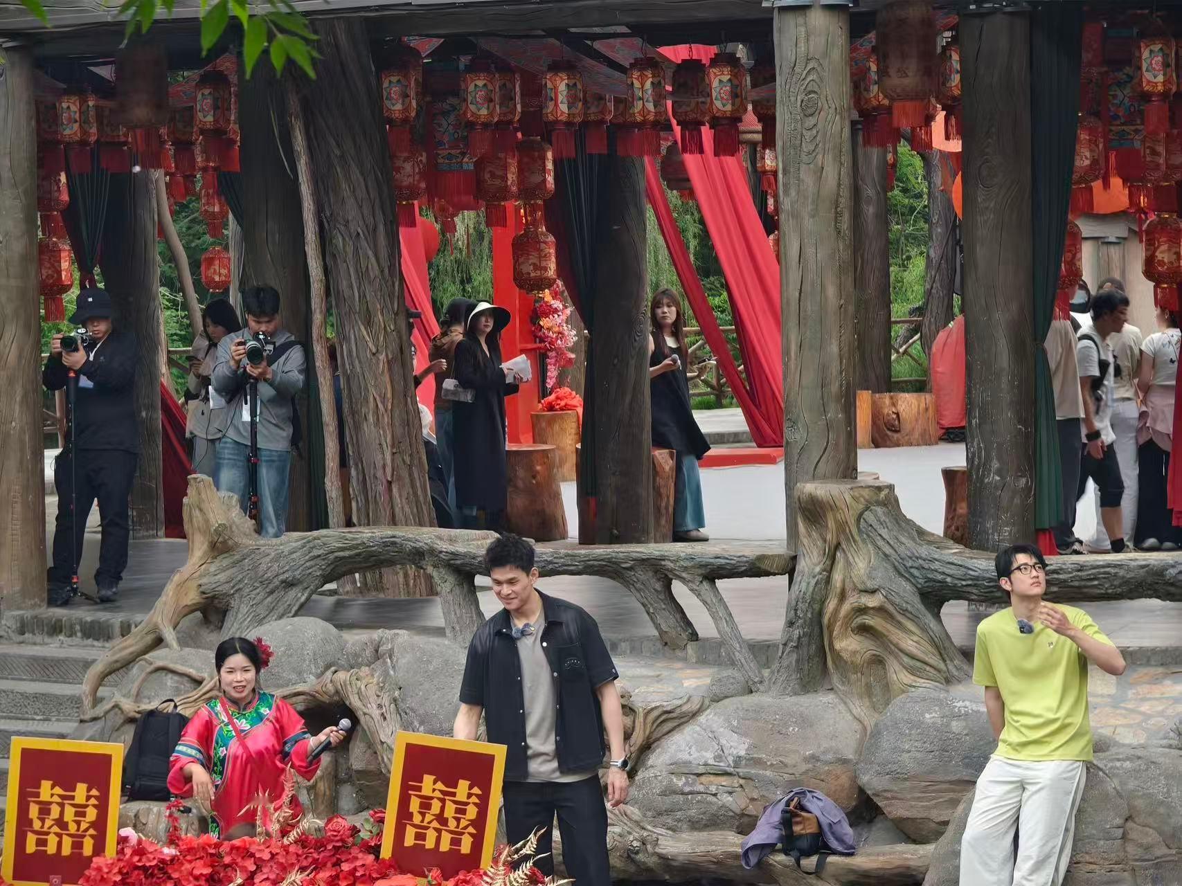 别把运动员神化了。他们也会累，也会想牵着另一半的手随便走走。孙杨和张豆豆的万岁山