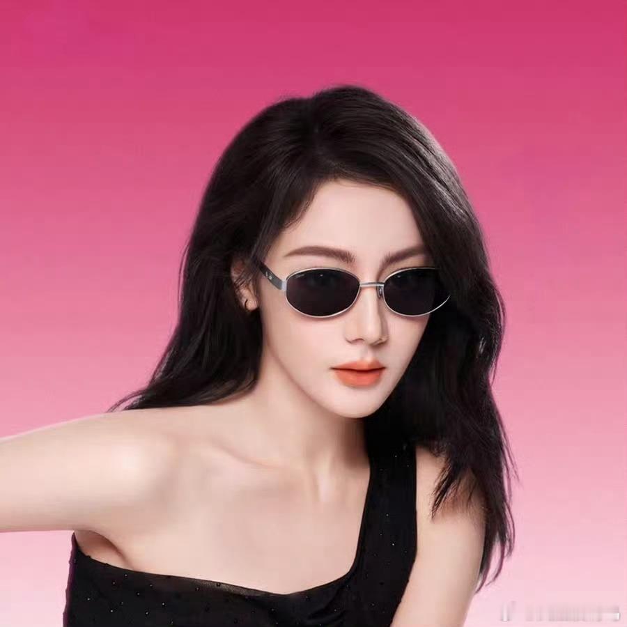 迪丽热巴官宣fakeme首位全球代言人，好权威好时尚的一张脸 