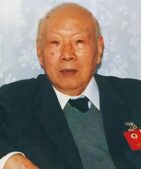 1985年，宋希濂急冲冲地跑去机场。

他左手紧攥着牛皮纸袋，右手频频看表，衬衫