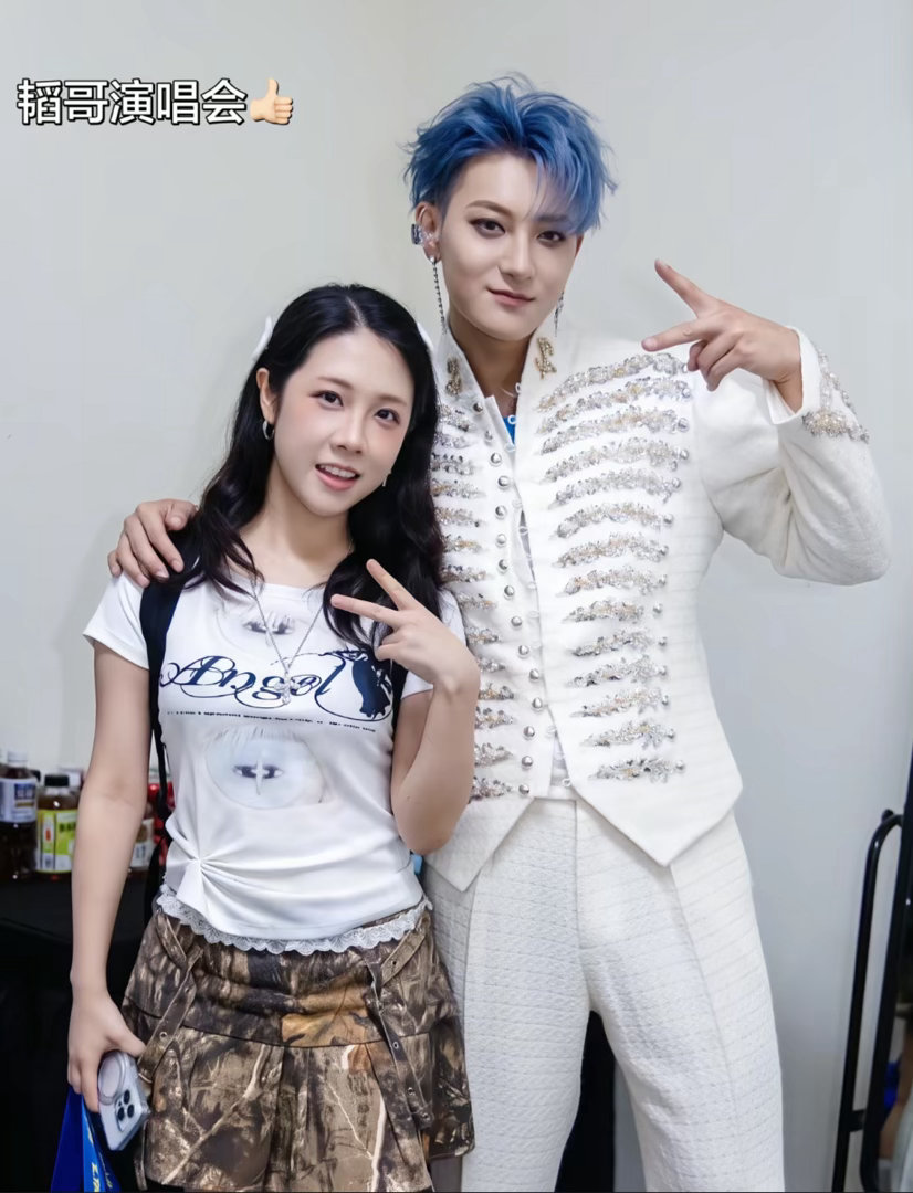 黄子韬黄子韬new era演唱会 后台合照真的很少很少两场演唱会才看见一张所以后