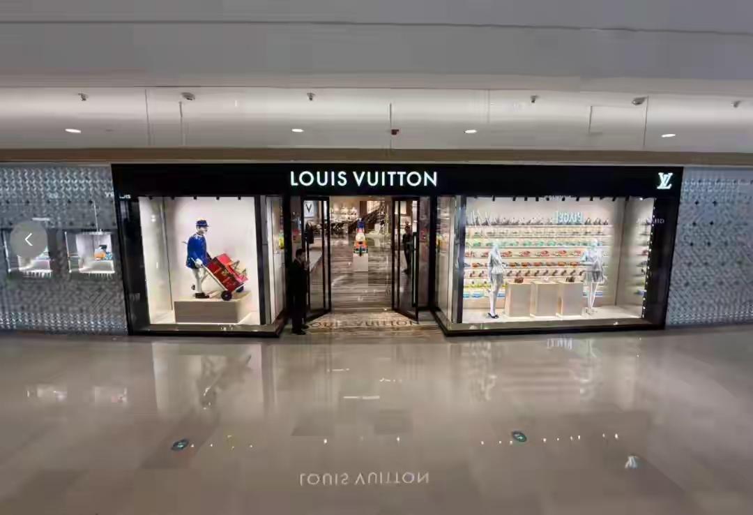 LV产品价格大幅下跌？据报道，在上海等城市，LV门店冷清了不少，诸多产品包括一些