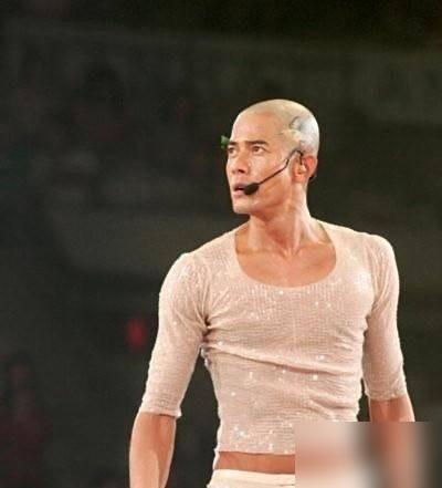 镜子里赫然是个眼窝深陷的骷髅头，郭富城猛打冷颤，吓出一身汗。
 
你敢信吗，当年