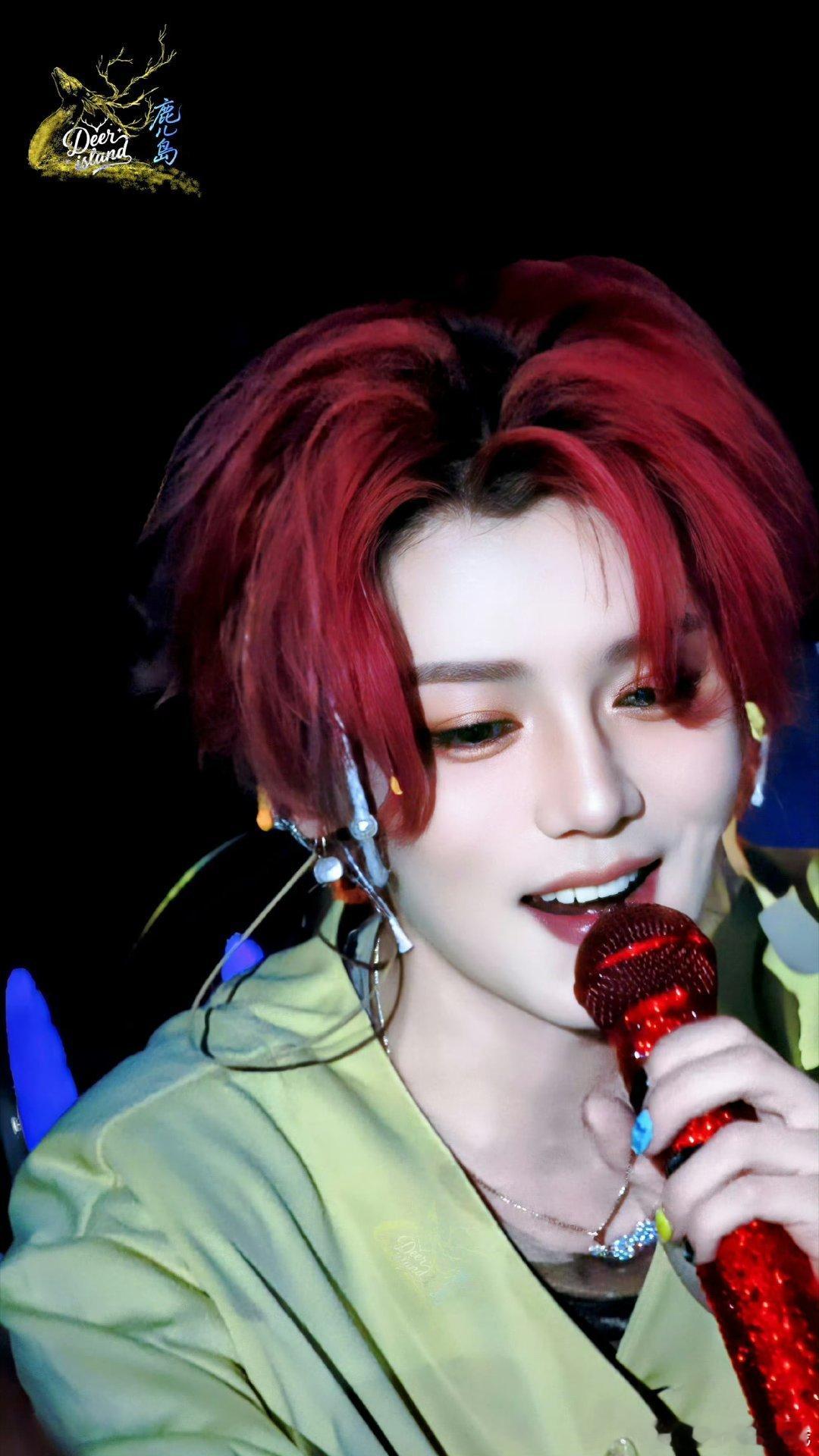 鹿晗真的好适合染头发一男的，各种颜色都可以驾驭得住，五颜六色的也好美啊 