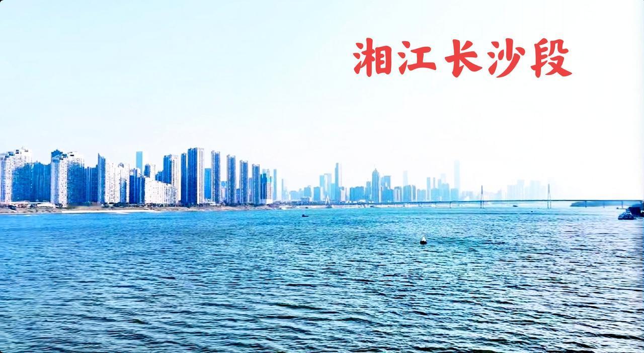 湘江长沙城市段，看起来其实还挺大气的！这角度一眼望去，感觉跟沿海滨江城市一样，虽