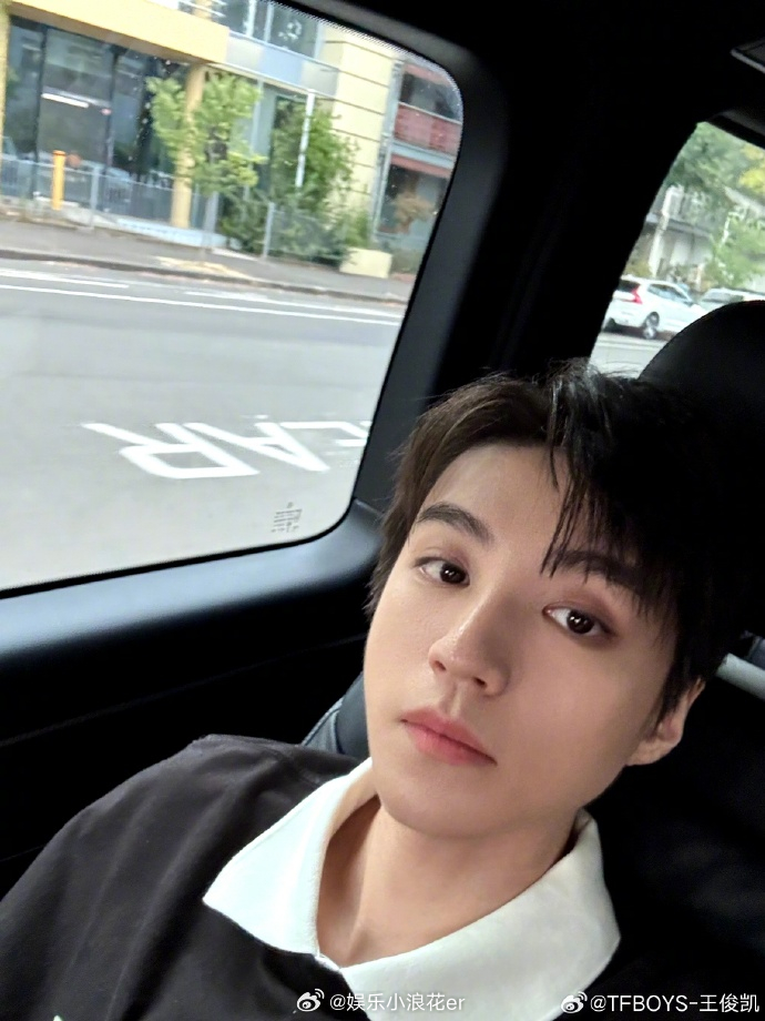 王俊凯晒录音照 晒录音照：“先发一张，气氛先到～ ”期待小凯新作！！ 