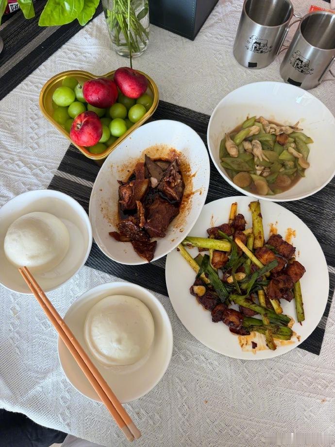 以前觉得女明星都得顿顿沙拉轻食，结果黄灿灿开始吃剩菜了，瞬间平衡了。咱们普通人过