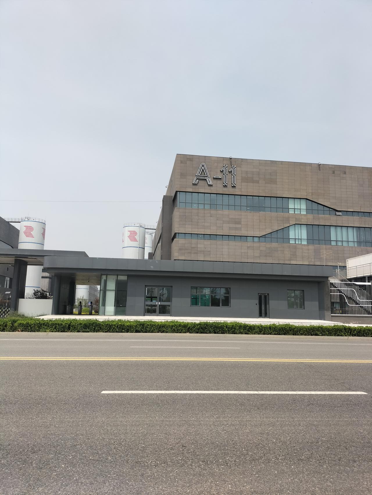 数据中心算力供不应求。算力租赁，算力银行，算力超市。机房服务器供不应求。关于算力