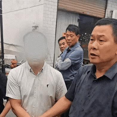 “真是闻所未闻！”自家办丧事大摆三天流水席，席间混进来五个完全陌生的外人，大吃大
