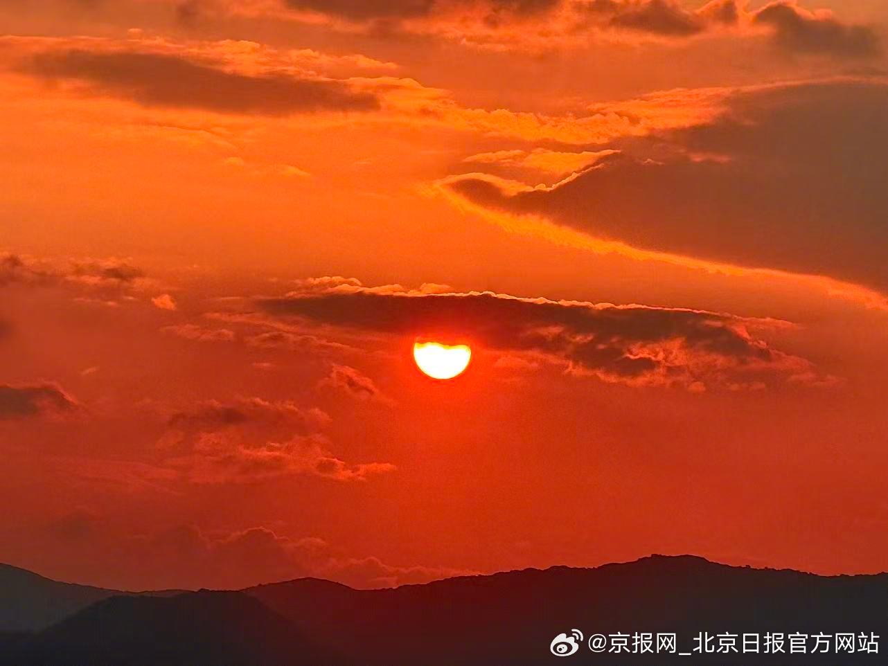 【#北京晚霞像块橘子味夹心饼干#】#北京晚霞甜度满分# #今天北京真好看# 7月