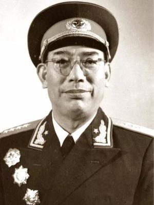 一生为党培养了八百多位开国将军，他自己却主动请辞了元帅军衔，毛主席不禁连声称赞：
