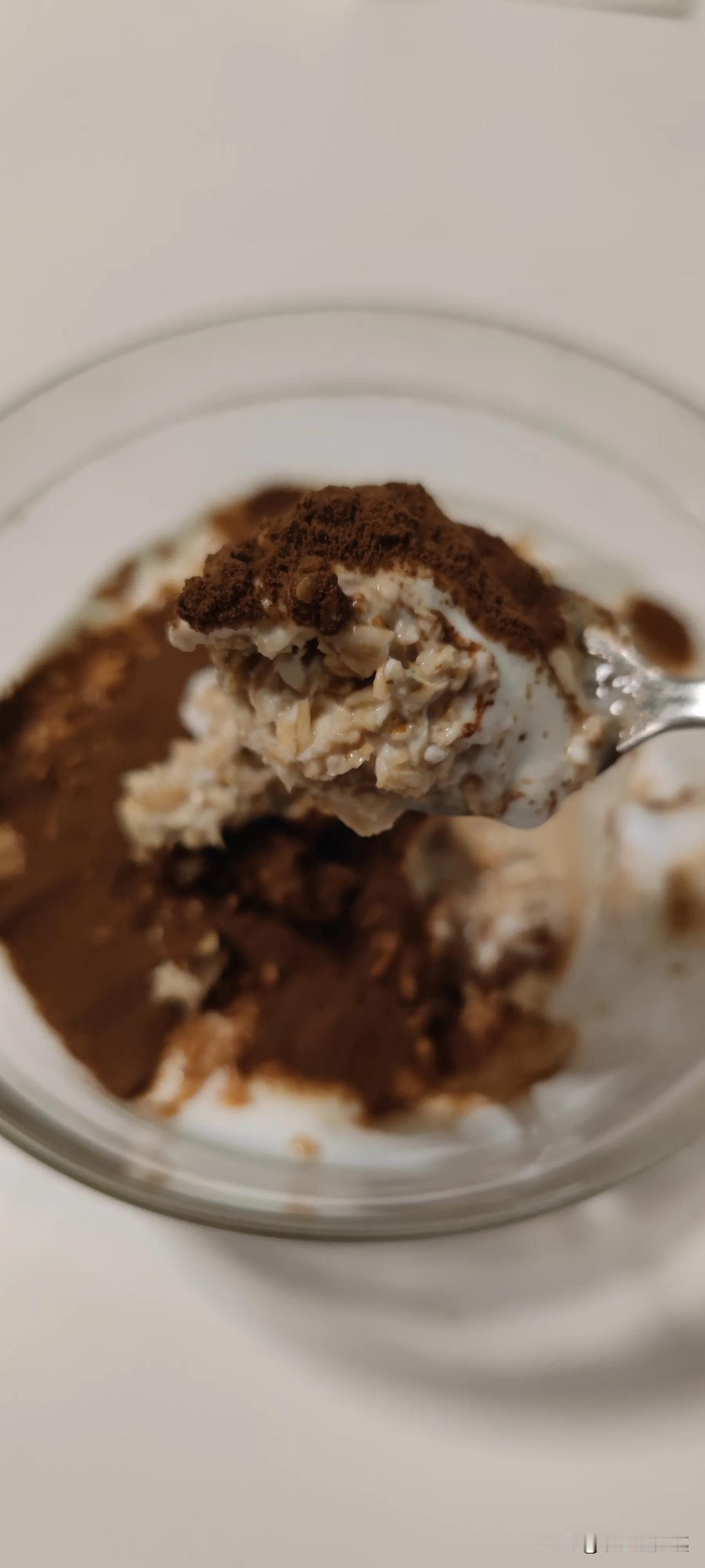 今天又来一碗脏乎乎的酸奶。中午吃完饭我就，从冰箱里取出酸奶把麦片泡上了。

一个