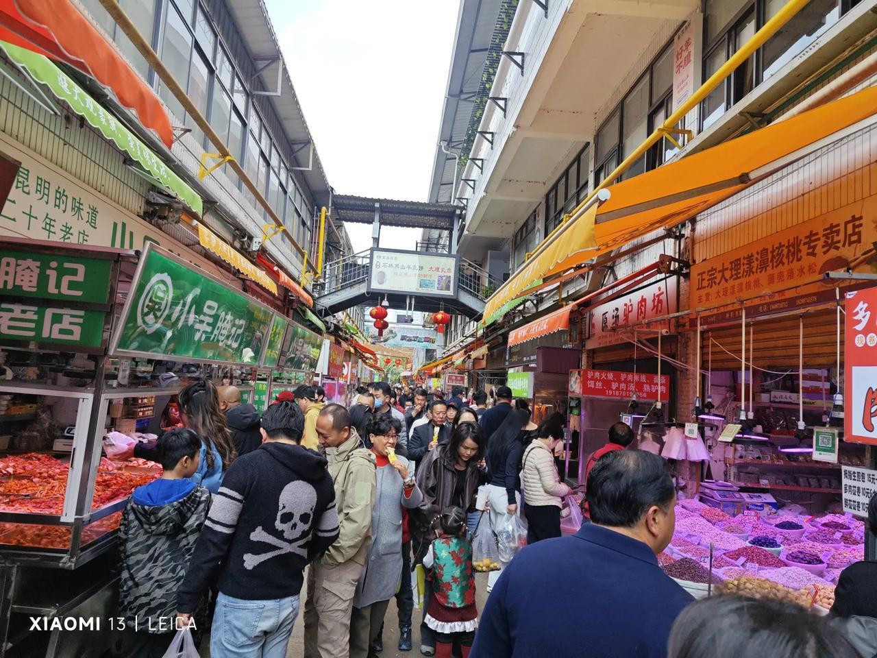 【明星爱逛昆明彖新农贸市场】位于昆明新闻路与大观路之间的彖新农贸市场，在昆明是一