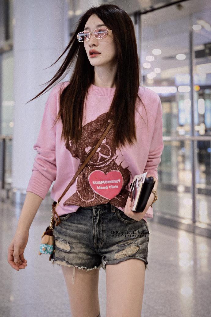 今天李小冉现身杭州机场，她这次搭配的像个漂亮的美少女，看起来好年轻。

李小冉上
