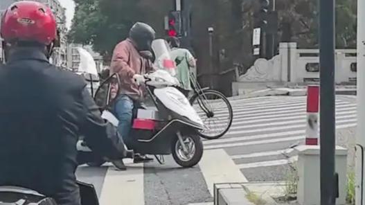 《善行无迹》公益广告中温暖人心的场景，反映出社会中的善意与互助精神正在逐渐成为我