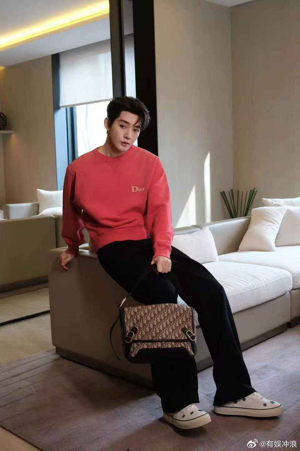 邓为春日粉色卫衣邓为好粉嫩邓为春日粉色卫衣，好帅，