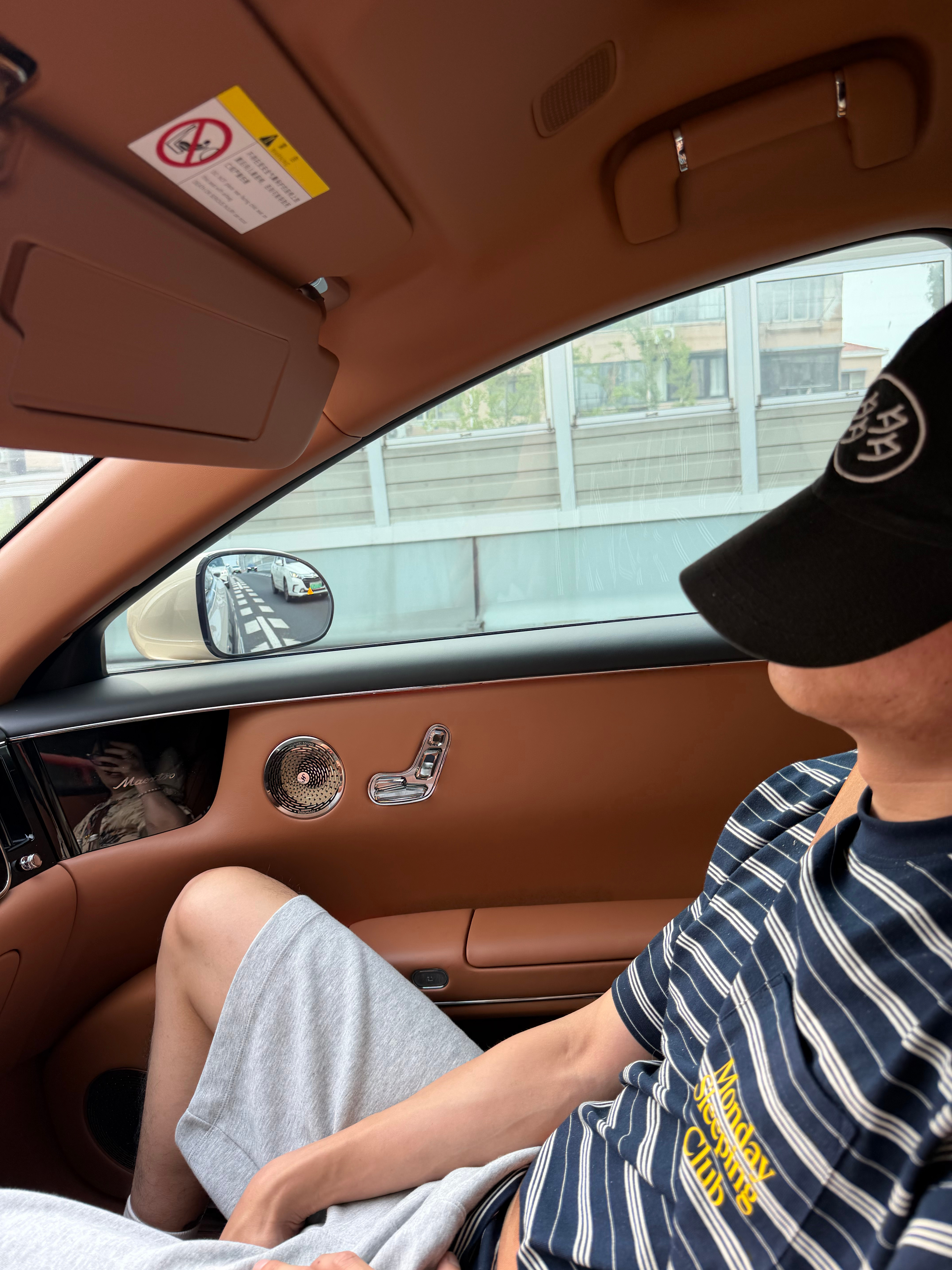 他说要在车上睡会。然后睡睡又嫌亮，问我为什么副驾驶的车窗连个遮阳帘都没有？100