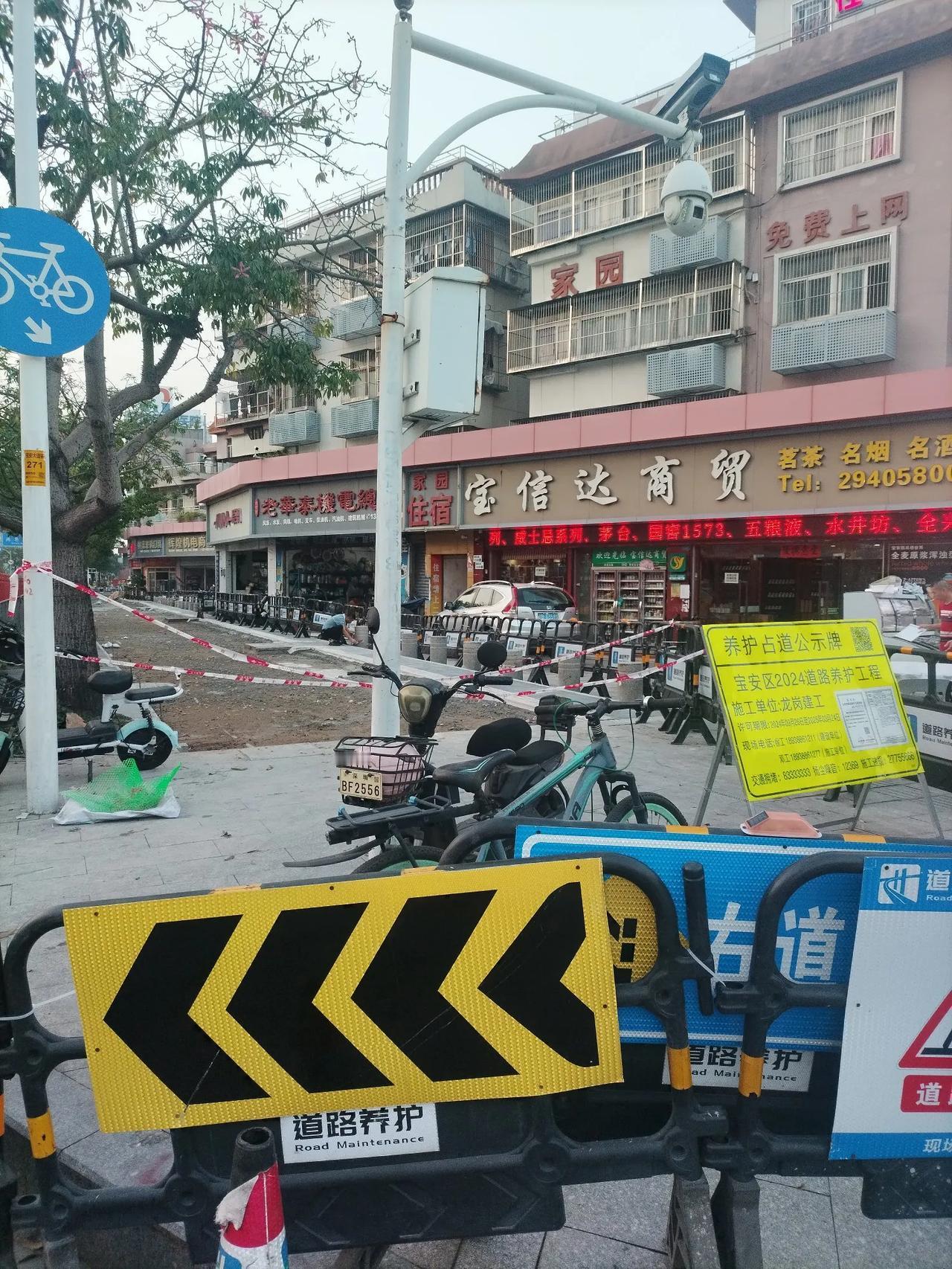 深圳宝安区到处可见修路工程，也不知道要修多长时间？这修路围栏估计也会影响到里面店