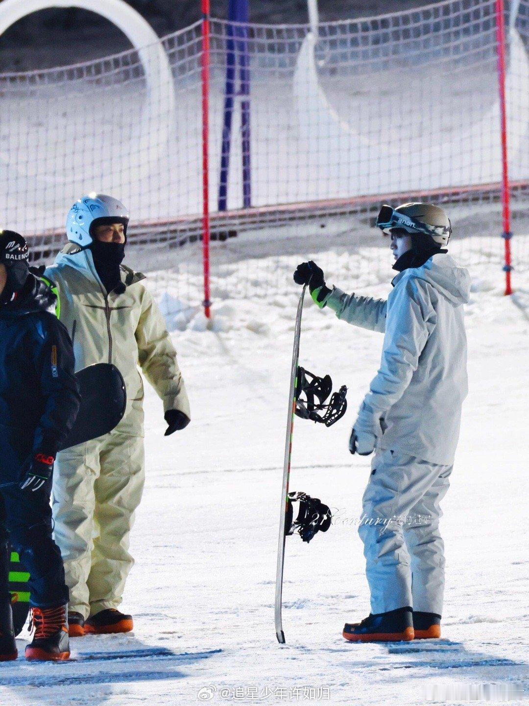半个娱乐圈都来滑雪团建了 雪季来临，半个娱乐圈都跑去滑雪了！看王安宇玩得多开心，