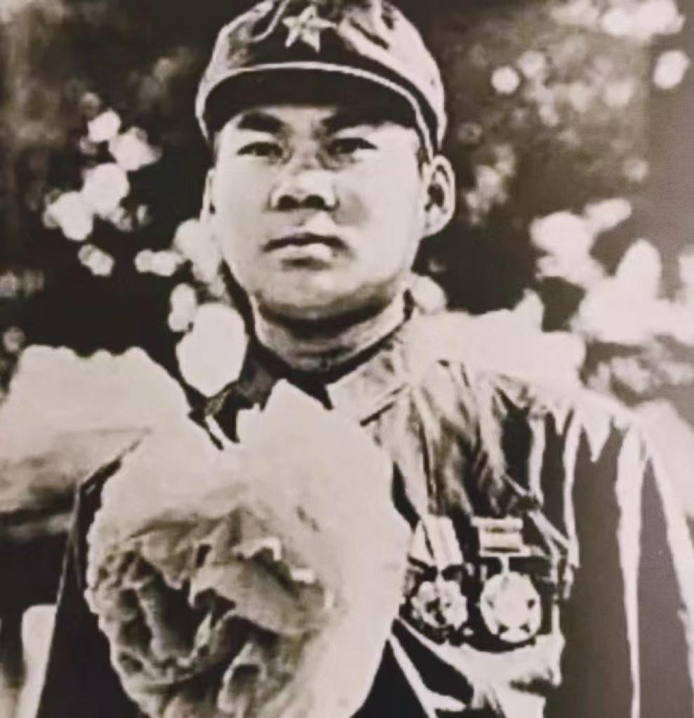 1979年，我军边防战士巡逻时，突然发现一个衣衫破烂、手脚溃烂的人，只见他身旁有