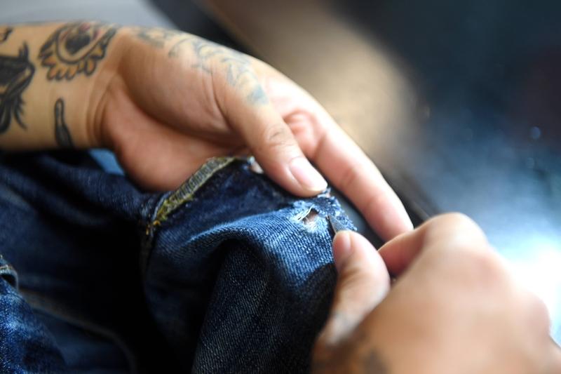 现在的女装裤“无中生裆”真让人摸不着头脑。就像李兰迪晒出的穿搭照，上半身白衬衫优