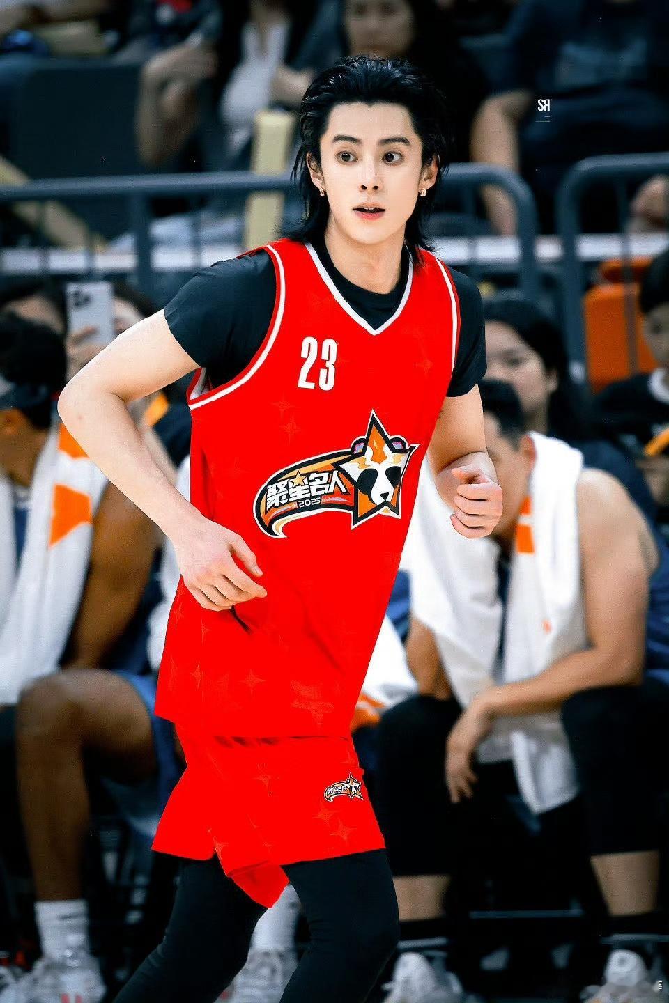 王鹤棣连续三年去NBA全明星王鹤棣连续第三年出战NBA全明星啦。年年奔赴，对篮球