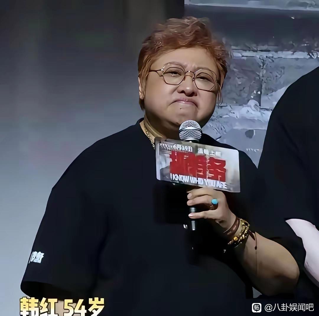 韩红被架在火上烤了这么多天，帮她说话的，全是明星那些她翻山越岭去救的人，一个都没