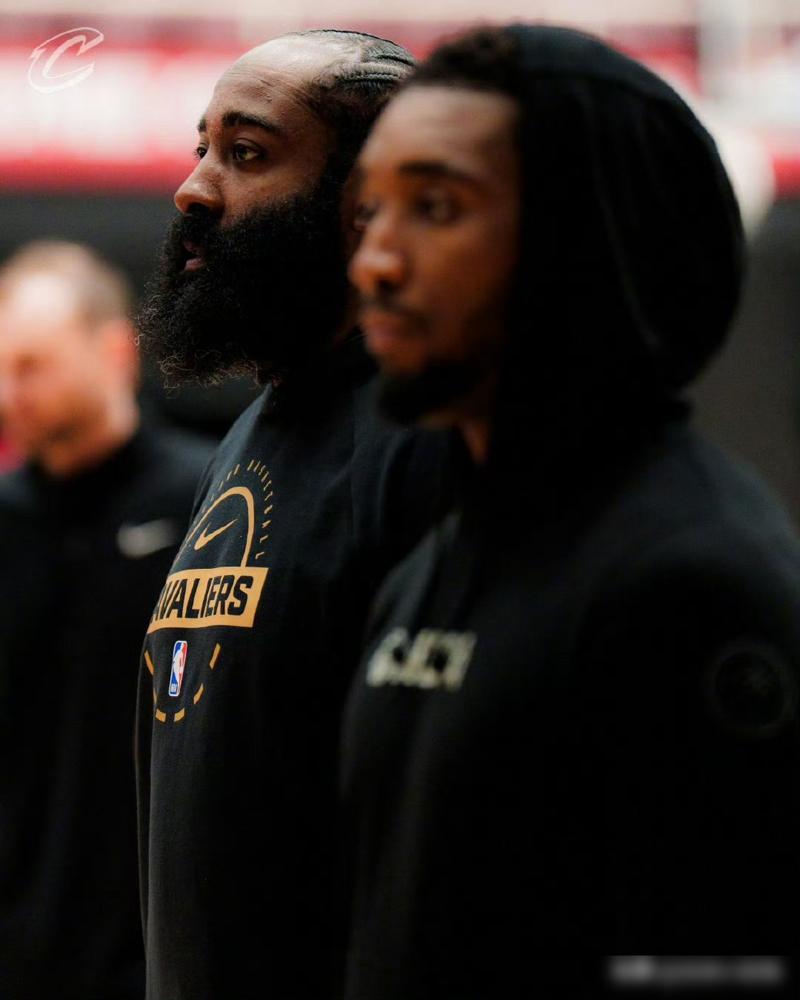 别再吹骑士队老谋深算了，这哪是下棋，这是挖坑把自己埋了。
我告诉你骑士的算盘。