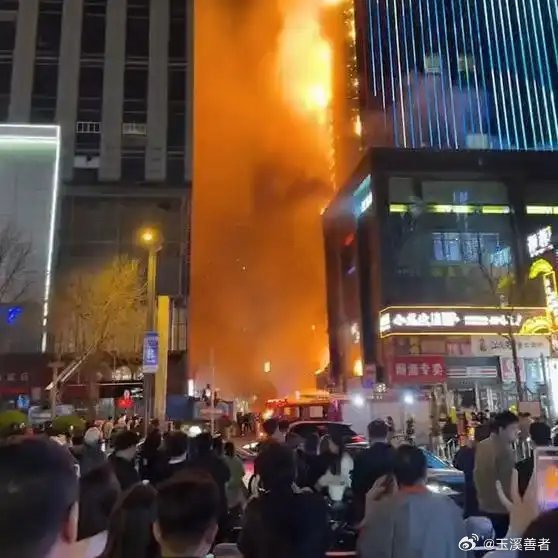 《太原茂业城对面创城着火了！直击现场》太原茂业城对面创城着火了！直击现场网页链接
