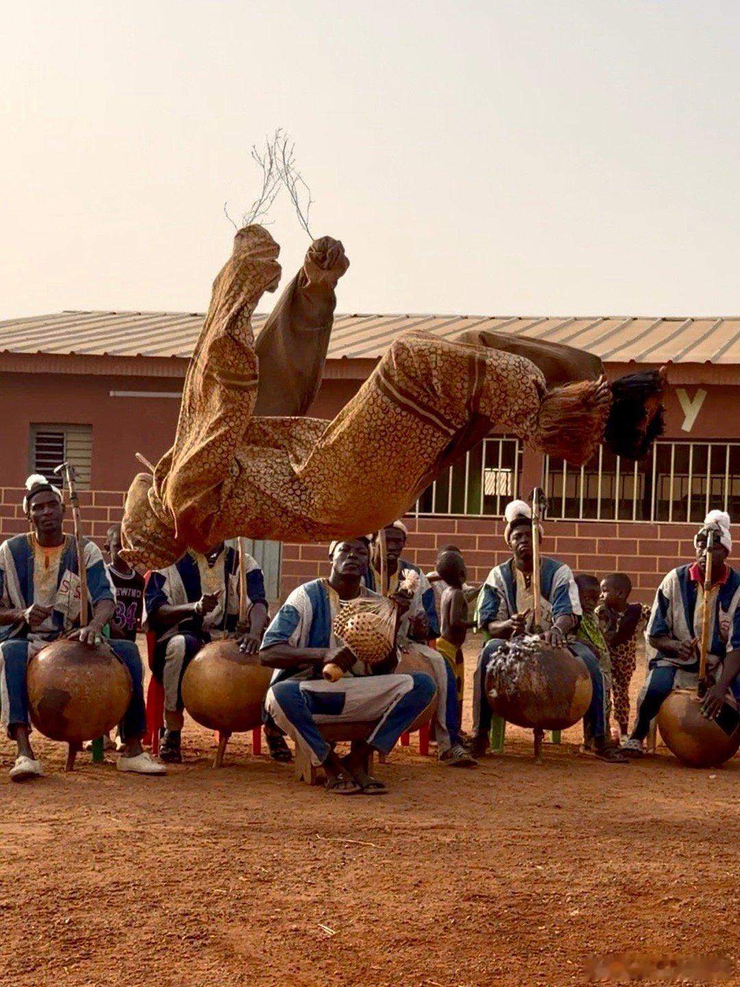 西非科特迪瓦塞努福人（Senufo）黑豹舞。普若社团是塞努福社会中最具影响力的秘