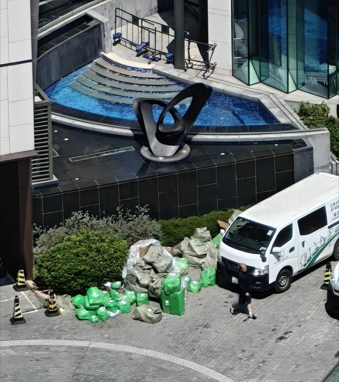 网友：拼多多早晚会把香港实体店干趴下 