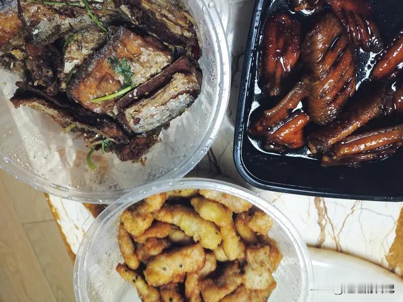 这边过年的气息真浓！
前天，家里热热闹闹开始炸吃食，
那个从来不做饭的小妹夫主炸