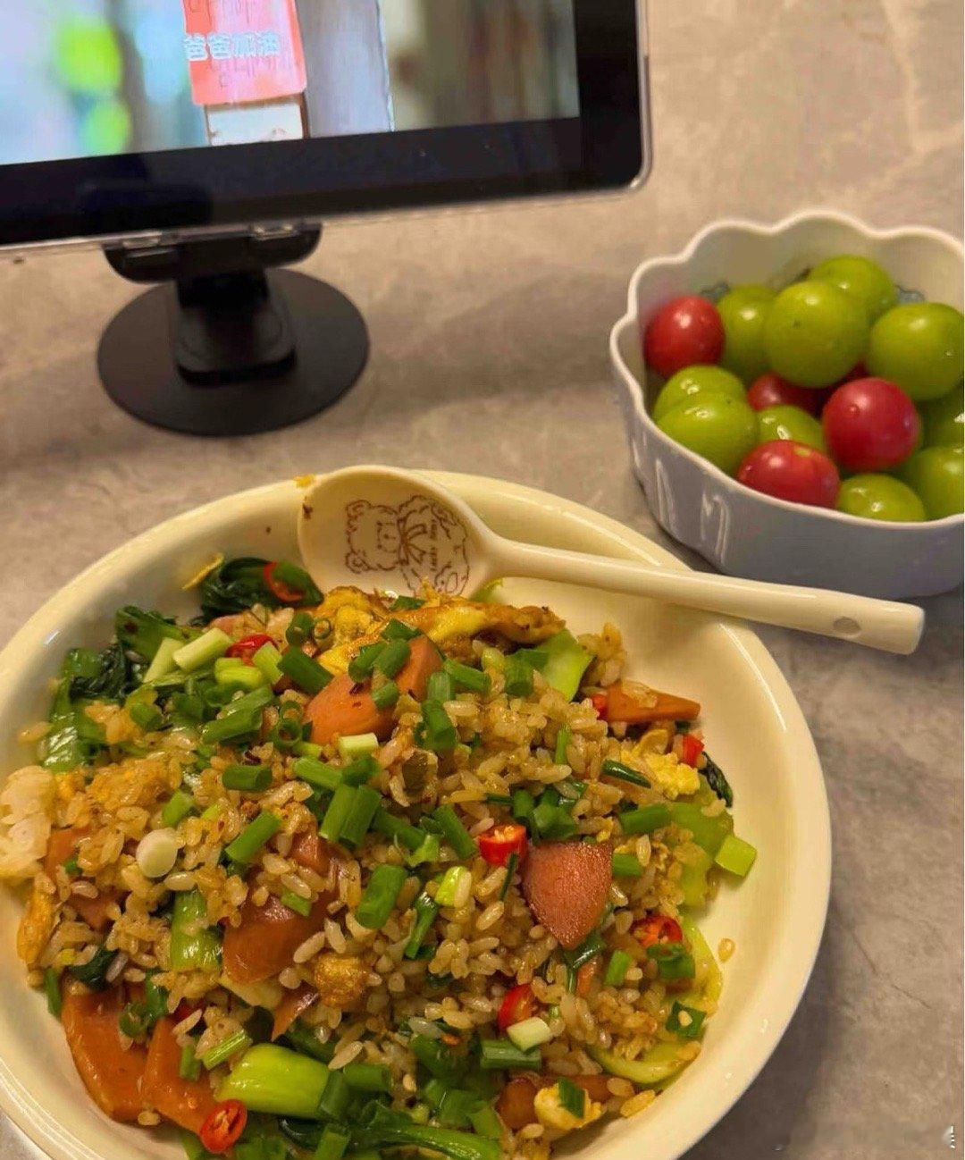 晚饭不知道吃啥，简简单单来个蛋炒饭吧[嘻嘻] ​​​