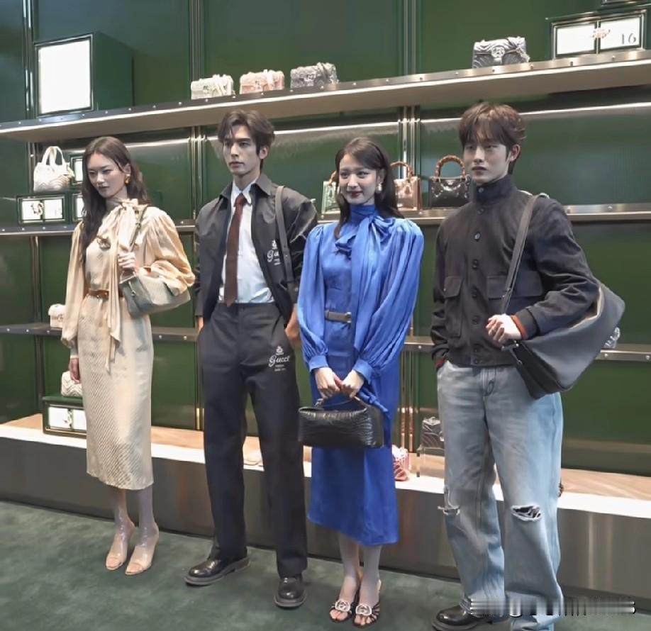 宋威龙这条件，
简直是老天追着喂饭吃！
脸、身高、头肩比，每一项都十分能打，
他