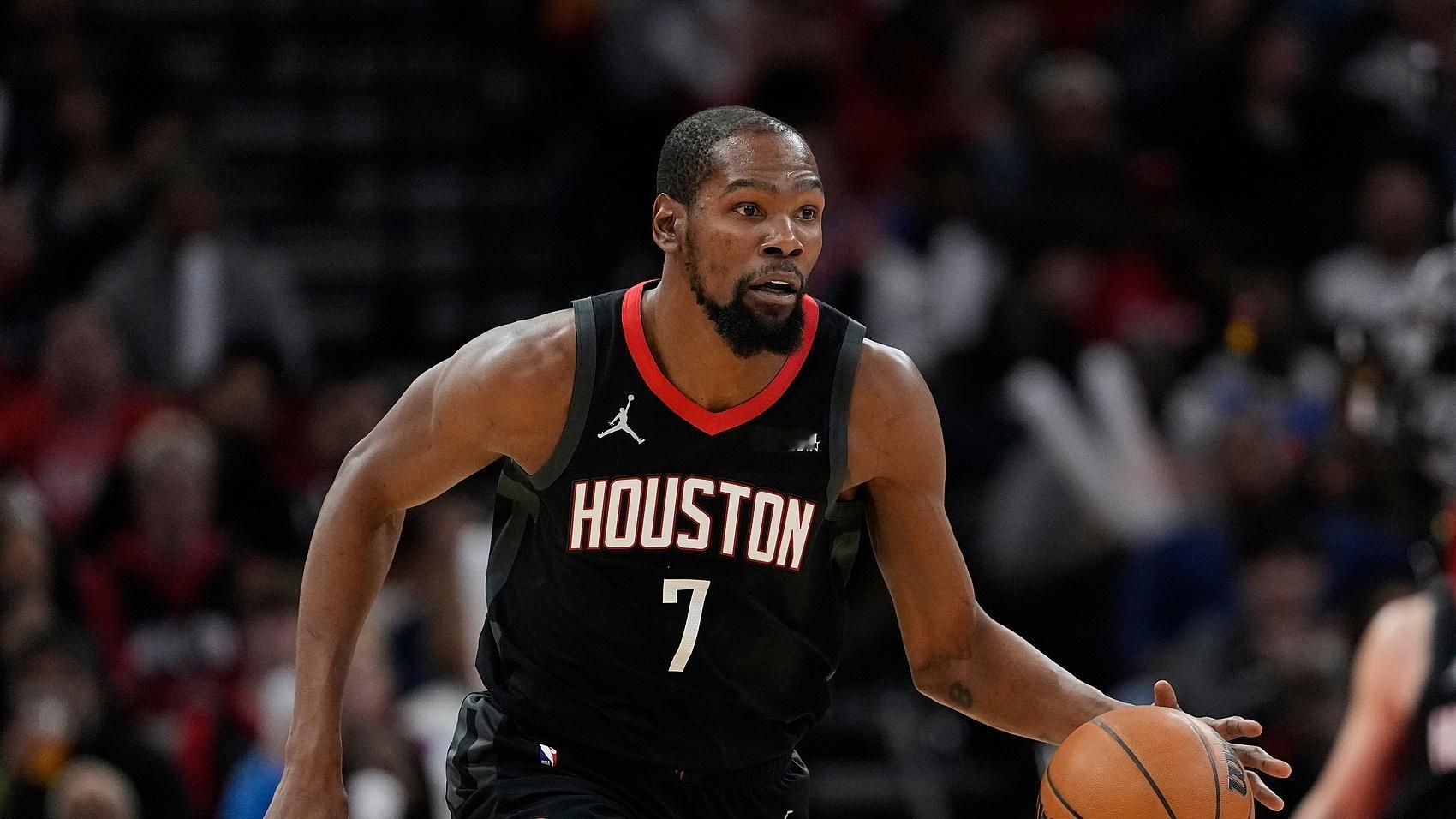 杜兰特本赛季用了39场比赛斩获1000分，追平威少并列火箭队史第二快，最快的是哈