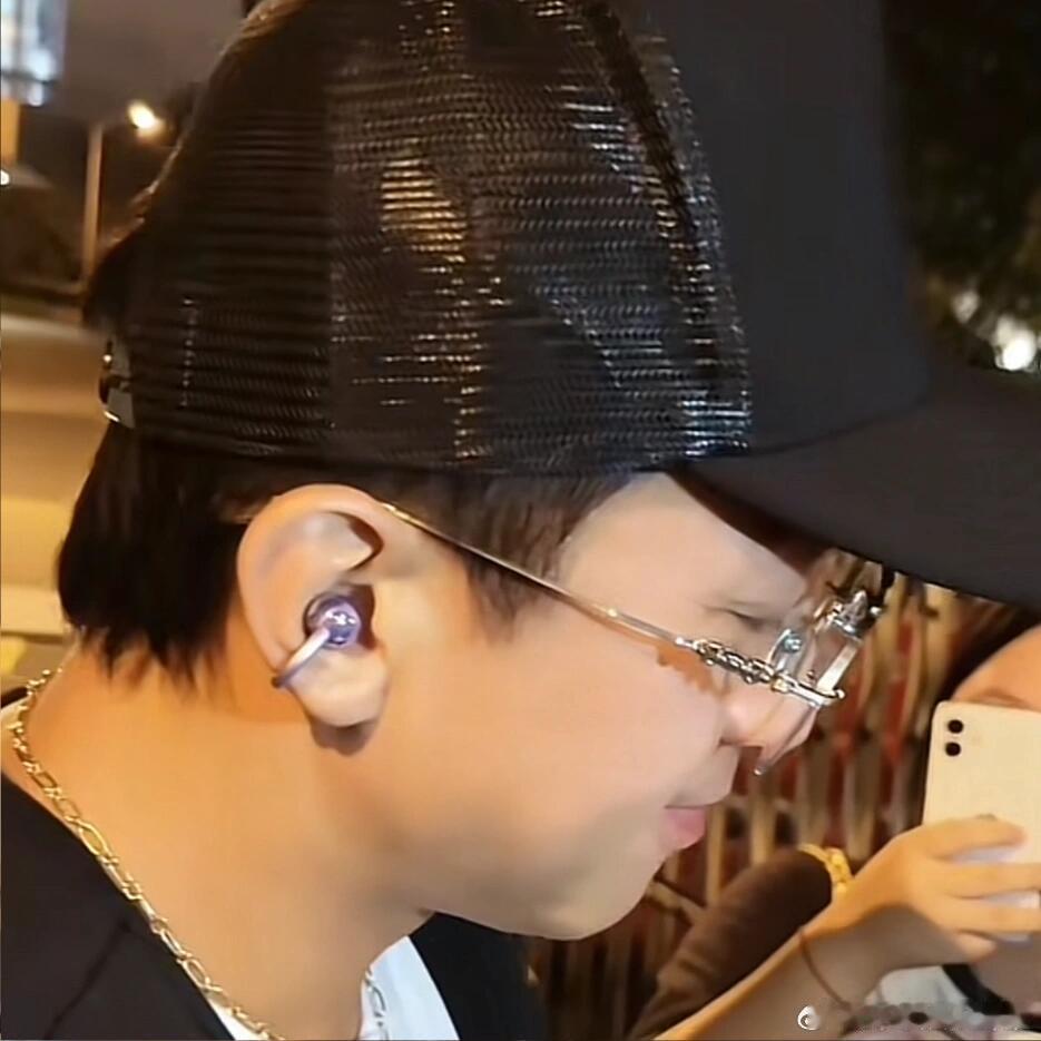 邓超带丁程鑫饭撒去鹿晗演唱会了咱就是说，邓超抄丁程鑫的饭撒作业，居然把人专属星星