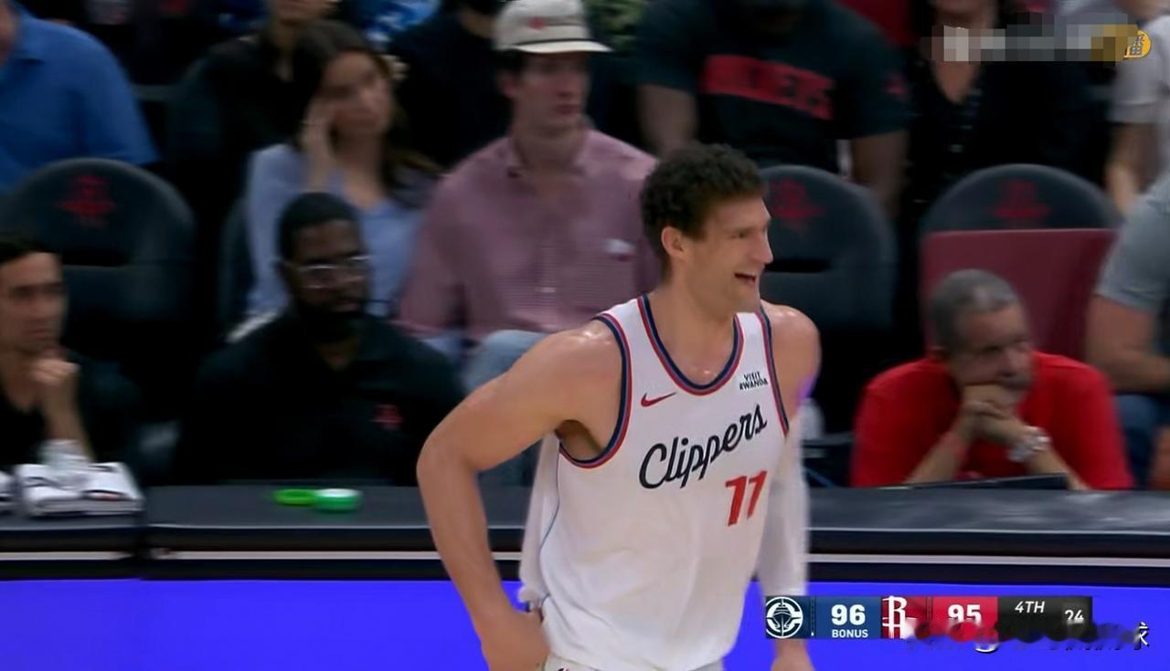 快船老将洛佩兹真是太出彩了！在今天快船客场以105：102力克火箭的比赛中，洛佩