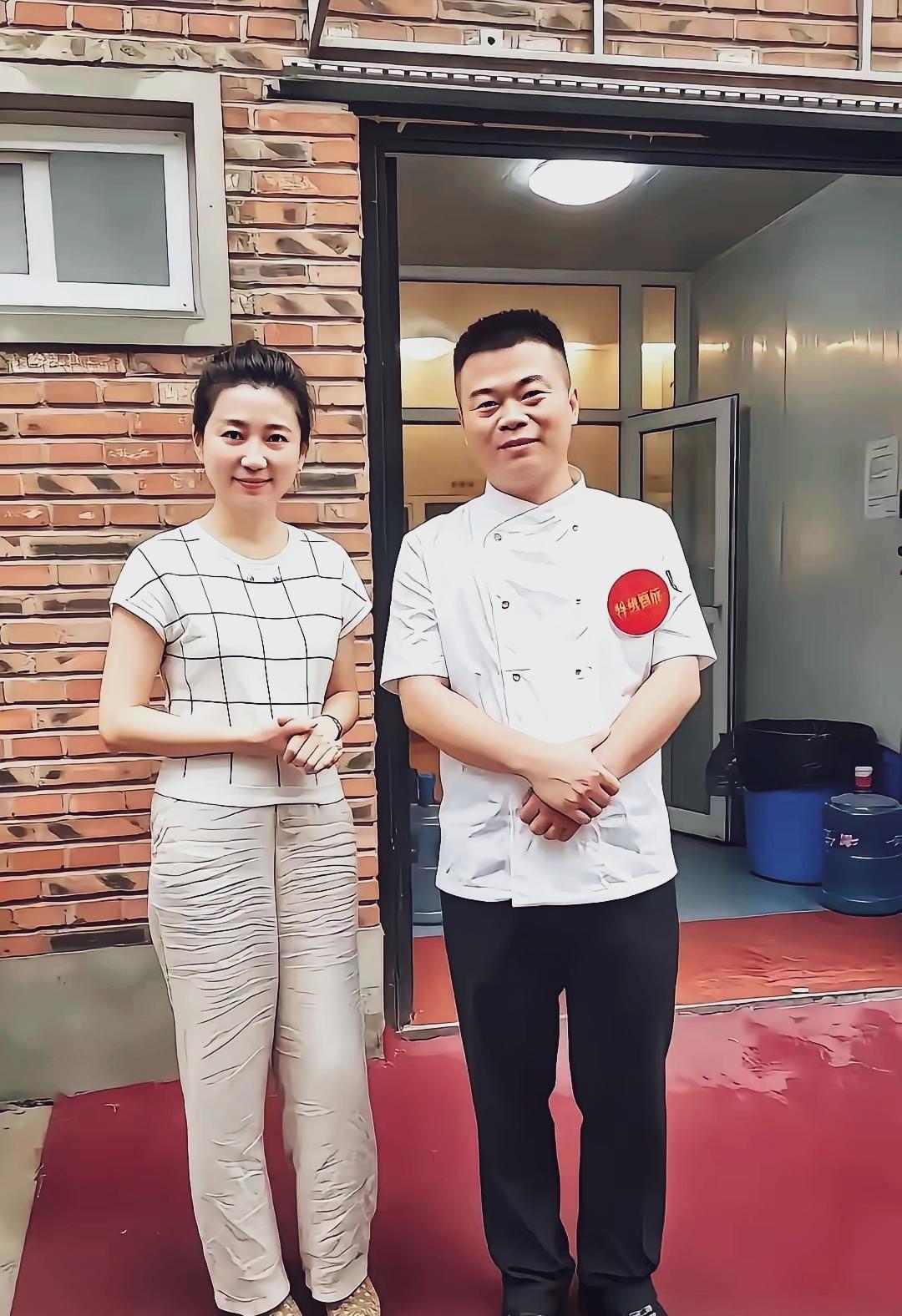 王小丫也发福了，与大厨站在一起，像当年主持《开心辞典》…
小丫成长记